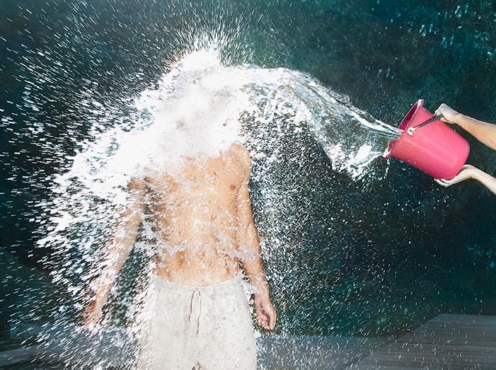 Giovane ragazzo viene colpito da una secchiata d'acqua