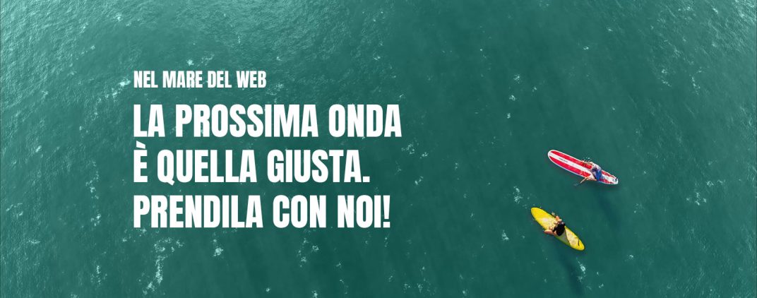Due surfisti al largo nell'oceano